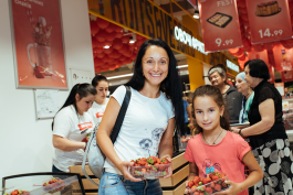 Клубника FEST в КЛАСС проходит весело и вкусно!